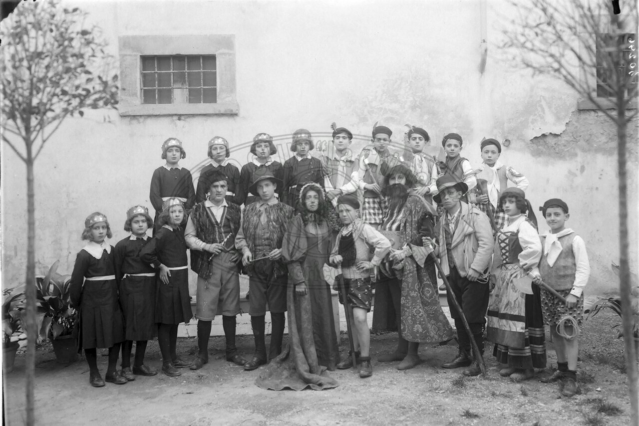 Gruppo Di Giovani In Costume