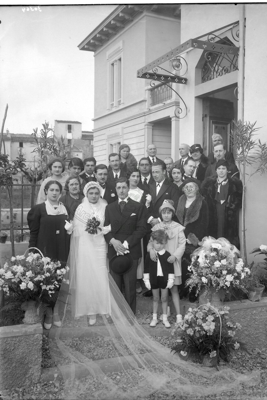 Gruppo Di Famiglia Con Sposi