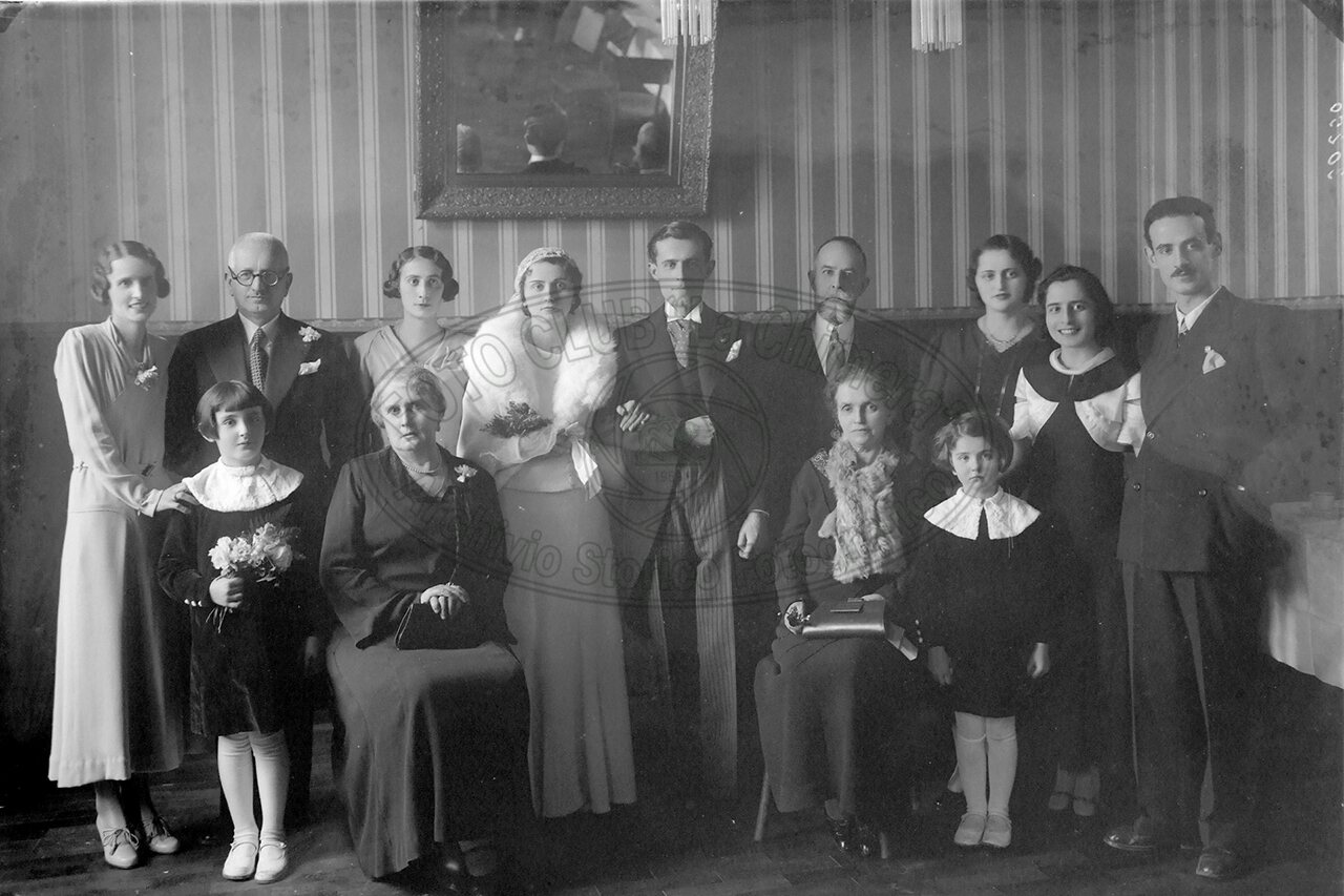 Gruppo Di Famiglia Con Sposi
