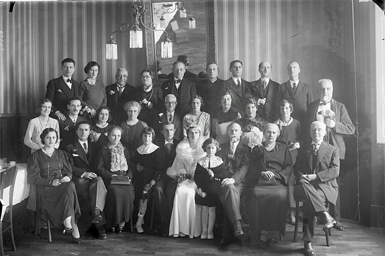 Gruppo Di Famiglia Con Sposi