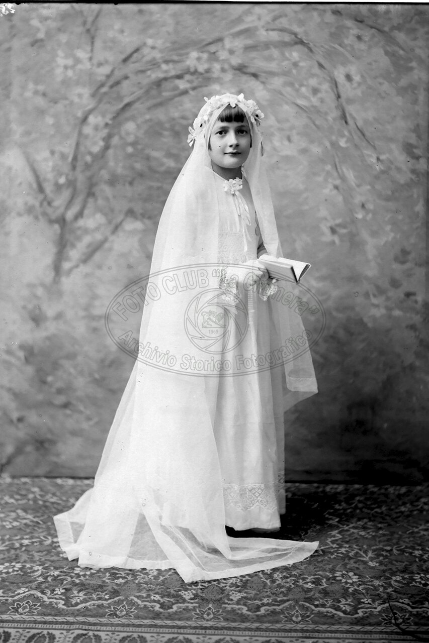 Ritratto Di Bambina Per La Comunione