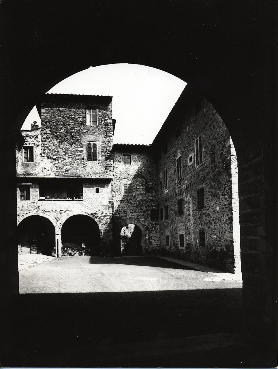 Veduta Di Una Piazzzetta Da Sotto Un Arco