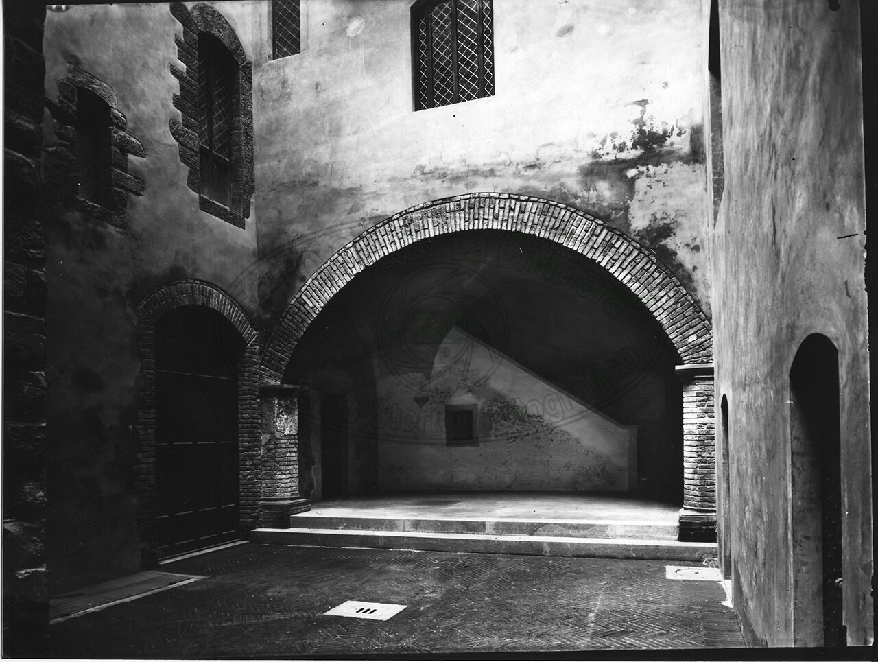 Arezzo Palazzo Pretorio Un Cortile Con Arco E Ingressoi