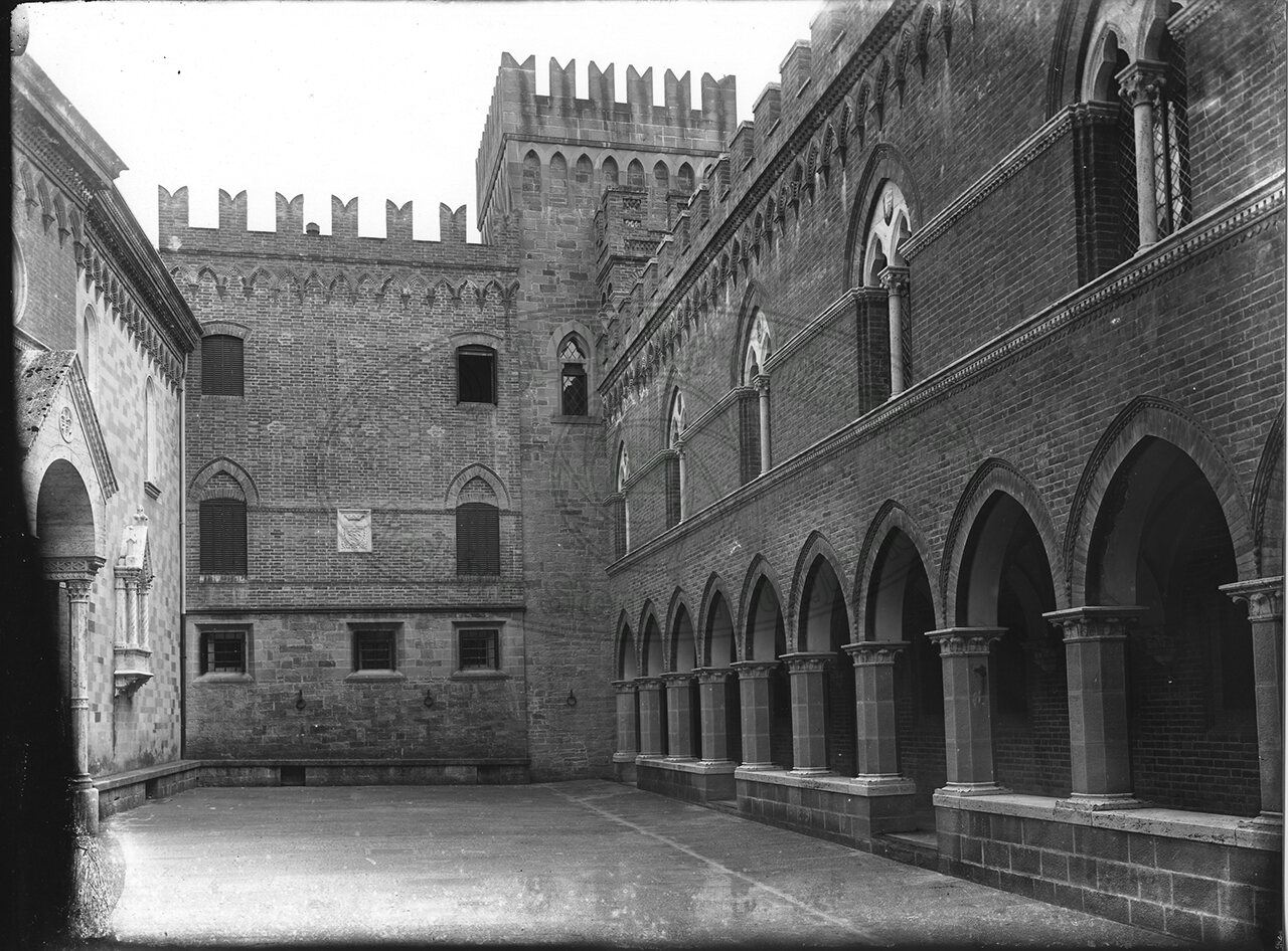 Castello Di Valenzano Cortile