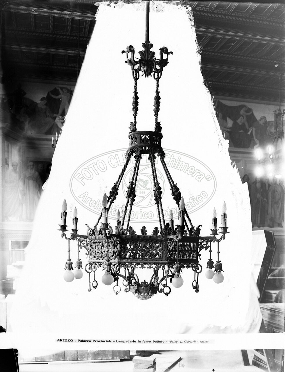 Palazzo Provinciale Una Lumiera In Ferro
