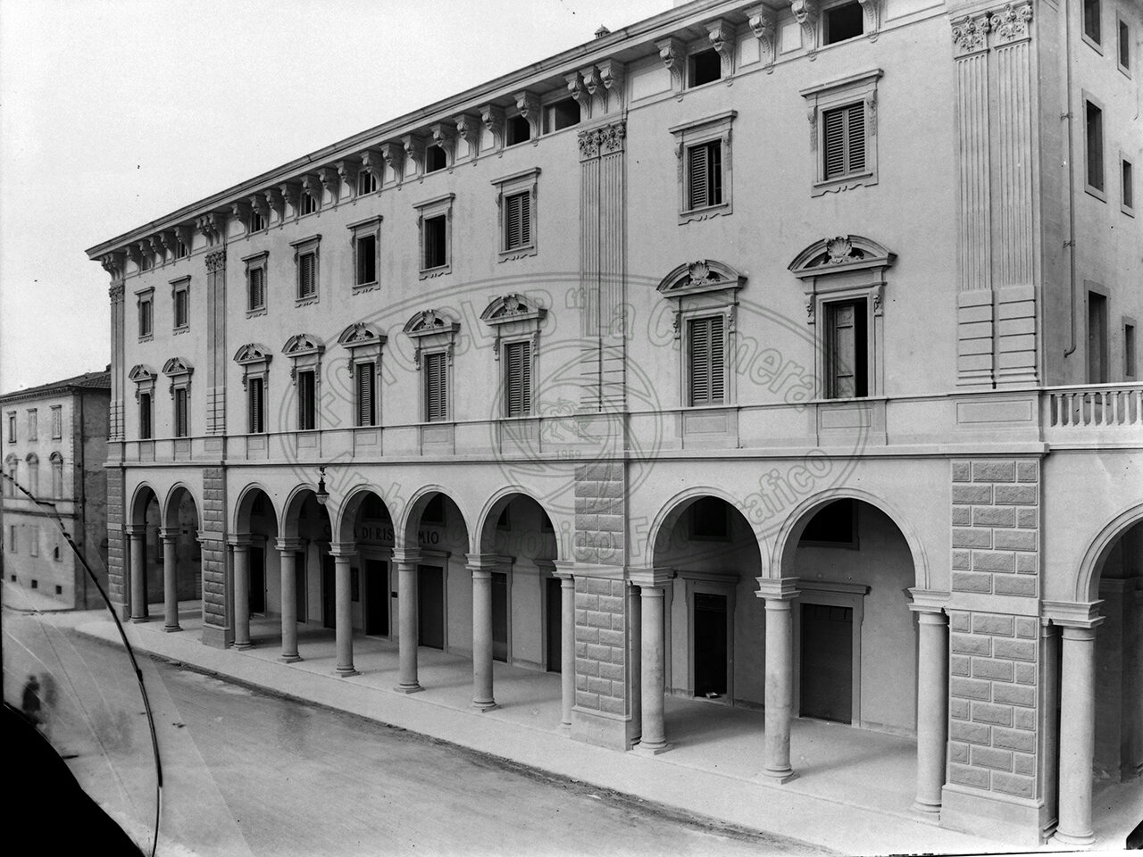 Arezzo Cassa Di Risparmio Facciata Lato Del Corso