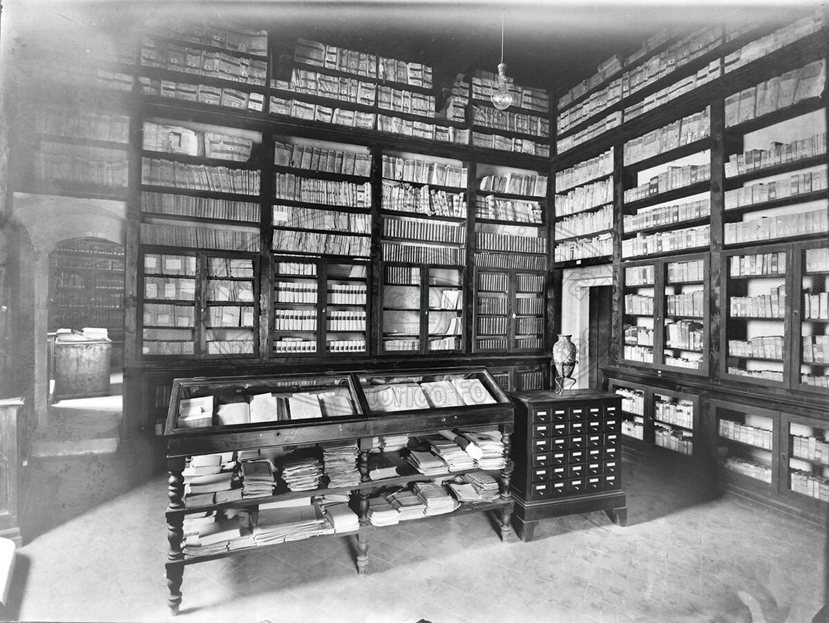 Castello Conte Guidi Una Sala Della Biblioteca