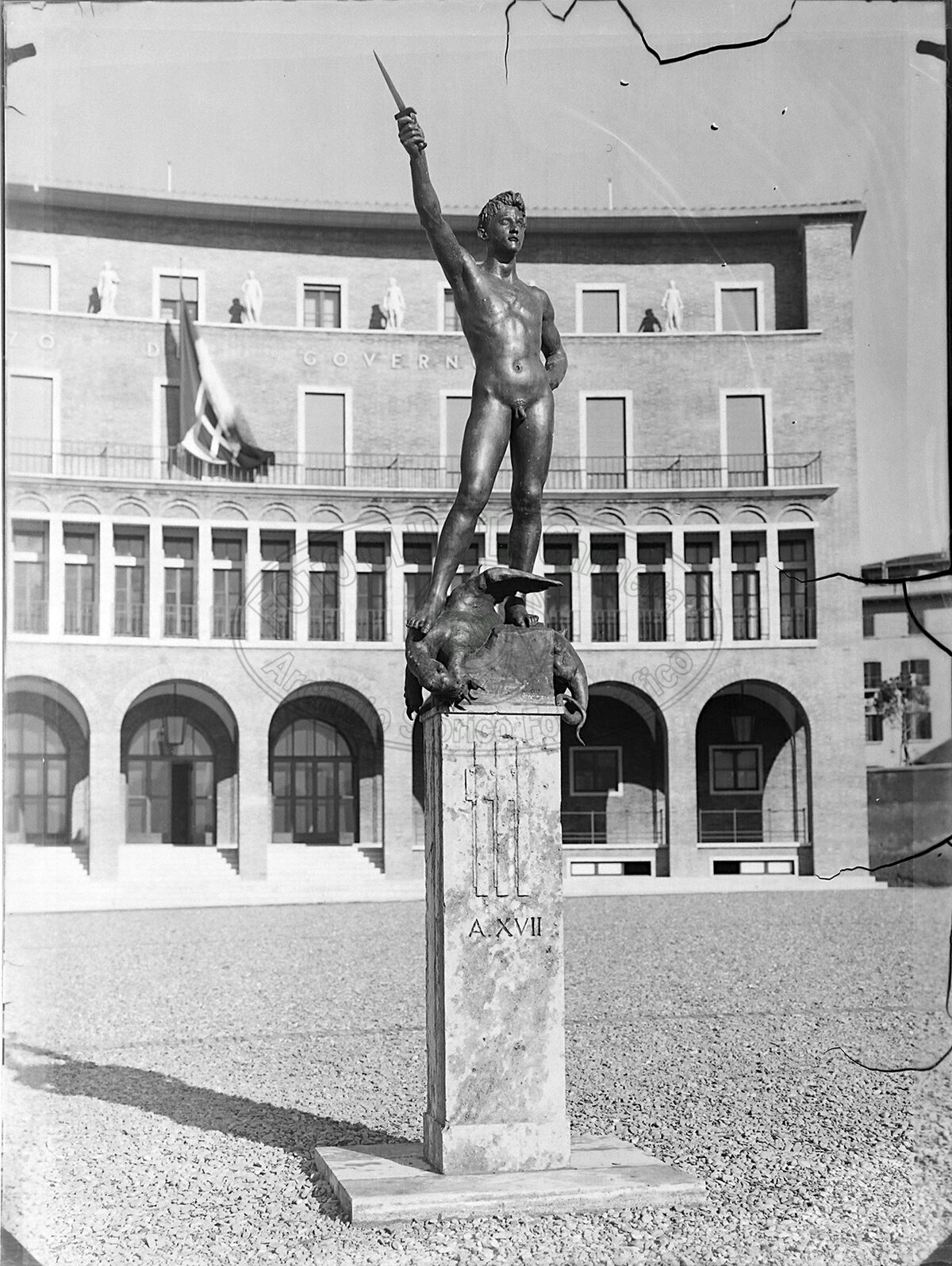 Arezzo Piazza Corsica Mpnumento A Relli