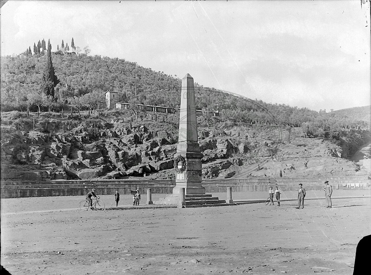 Castiglion Fiorentino Piazza Garibaldi Con Obelisco Spezzata