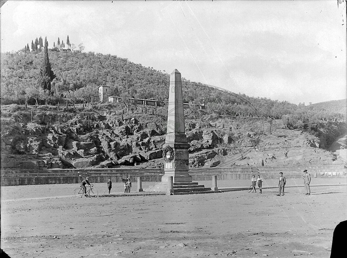 Castiglion Fiorentino Piazza Garibaldi Con Obelisco Spezzata