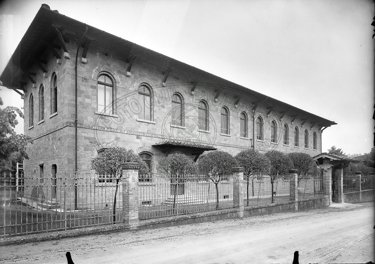 Stia Scuola Elementare V Ceccherelli Facciata Dell Edificio Incrinata