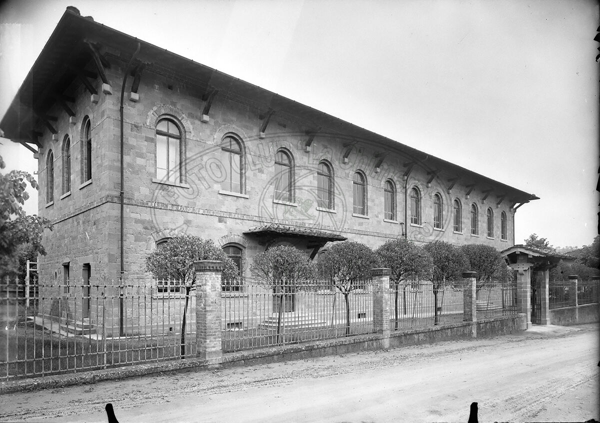 Stia Scuola Elementare V Ceccherelli Facciata Dell Edificio Incrinata