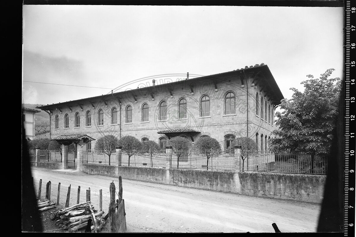 Stia Scuola Elementare F Ceccherelli Facciata Dell Edificio