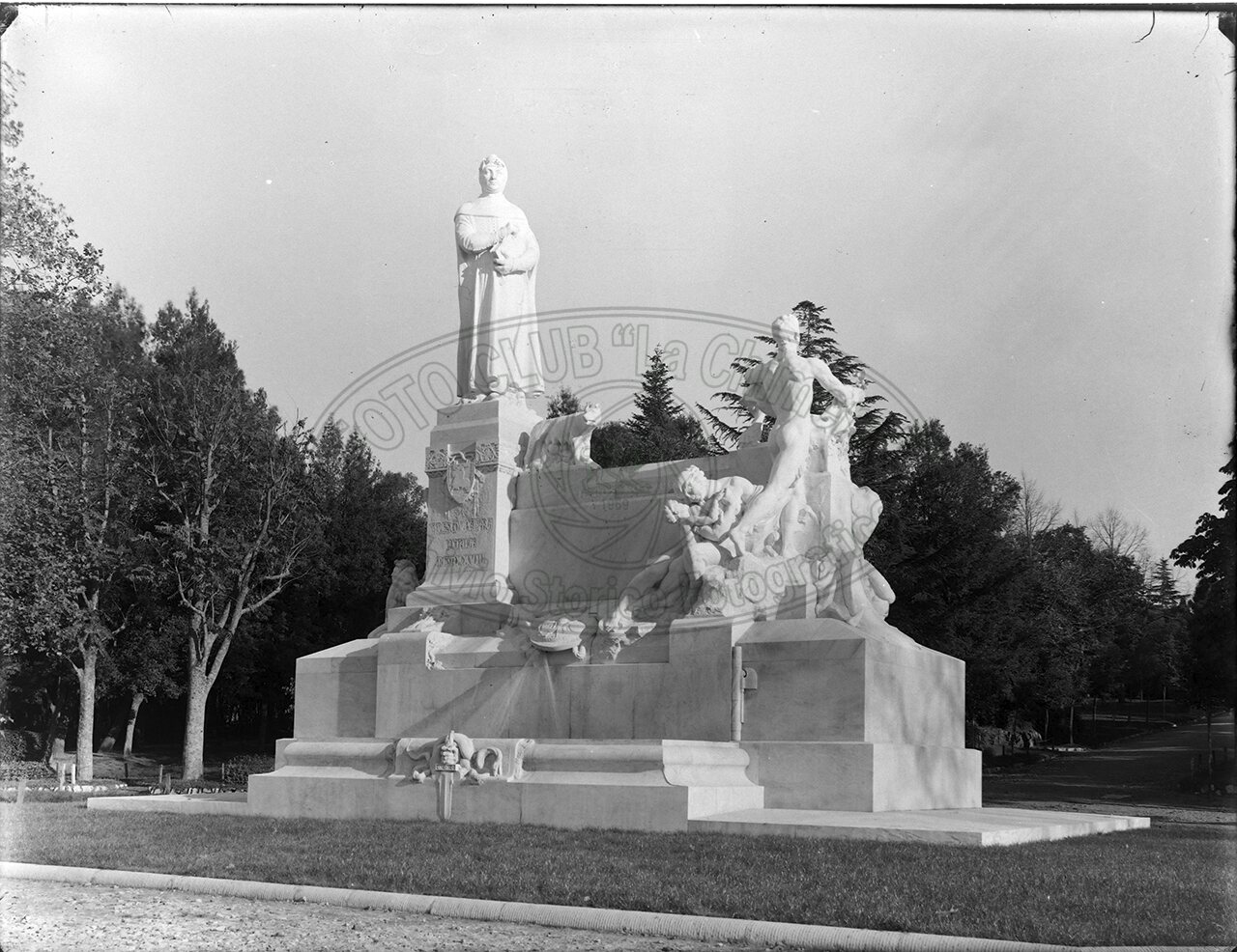 Monumento Al Petrarca