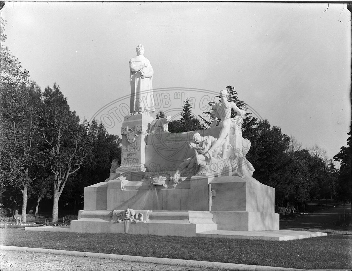 Monumento Al Petrarca