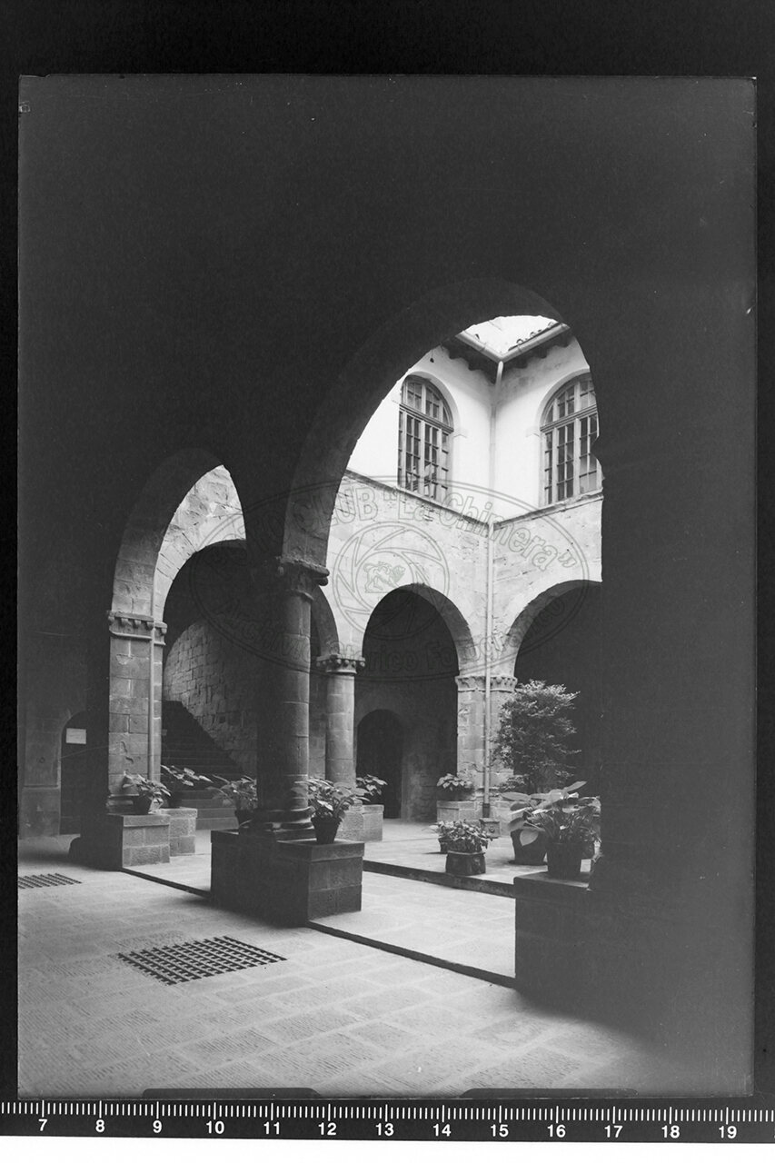 Camaldoli veduta dell interno del portico del monastero