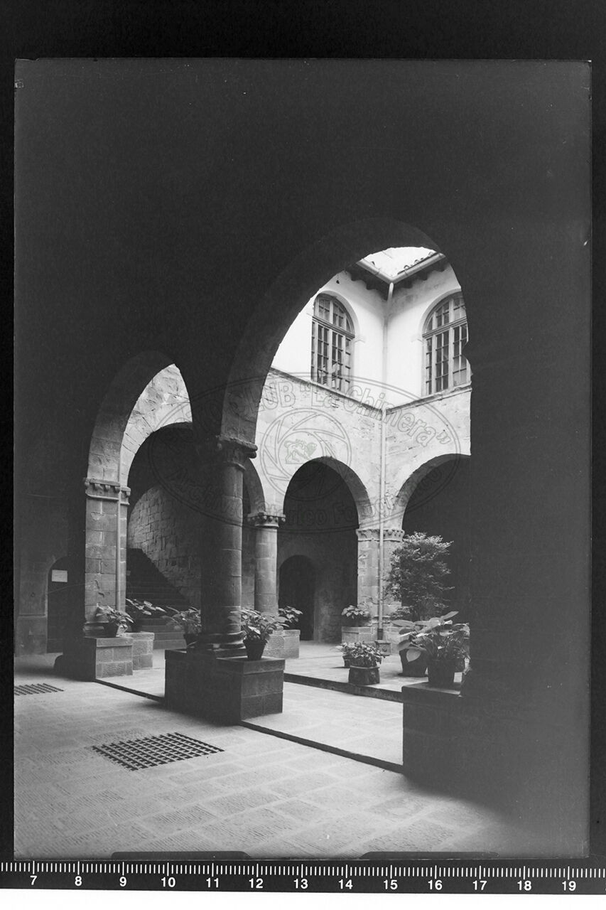 Camaldoli veduta dell interno del portico del monastero