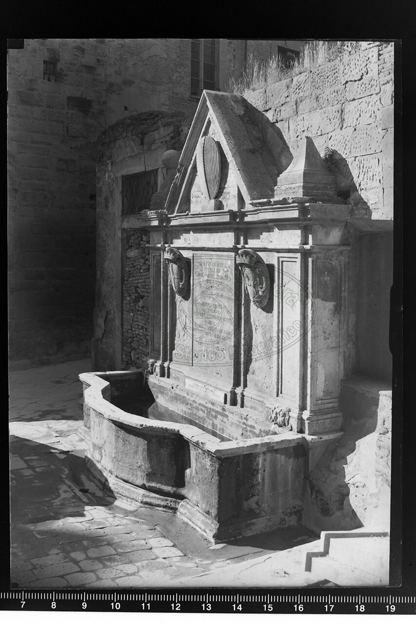 Fontana medievale sita difronte alla pieve