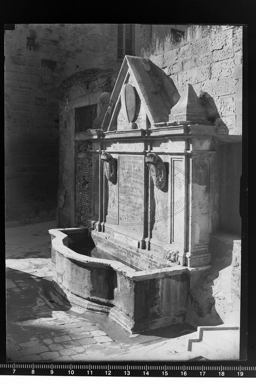 Fontana medievale sita difronte alla pieve