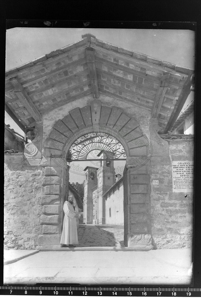 Camaldoli particolare dell entrata dell eremo