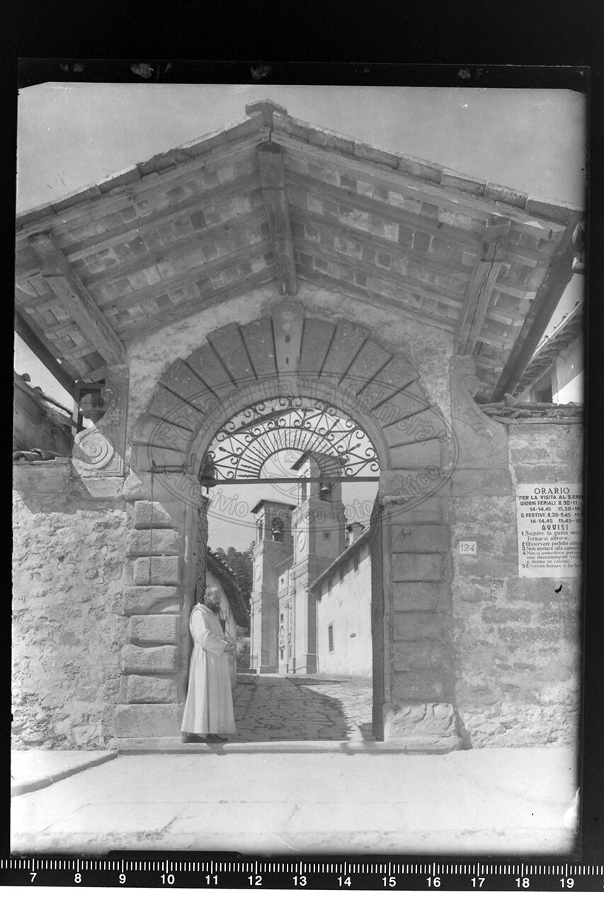 Camaldoli particolare dell entrata dell eremo