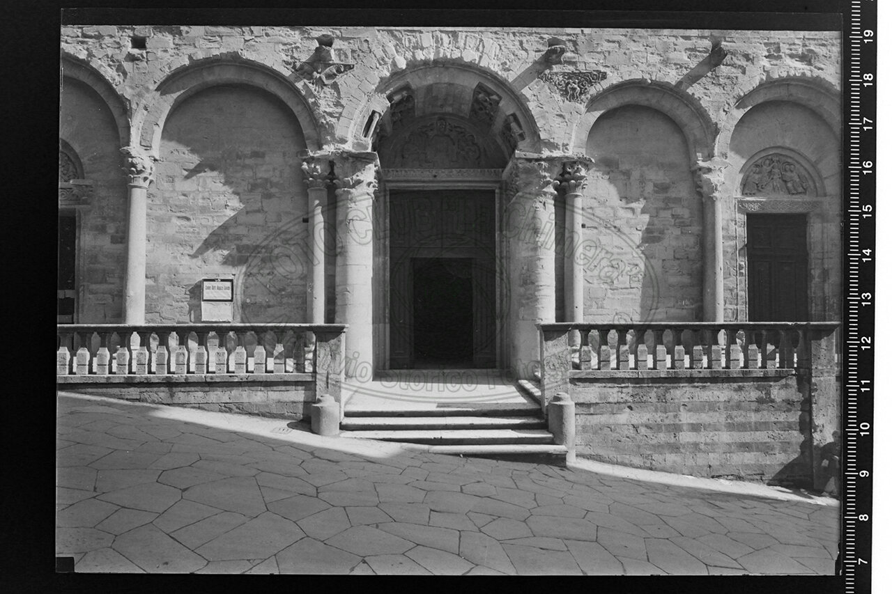 Arezzo particolare dell entrata della pieve