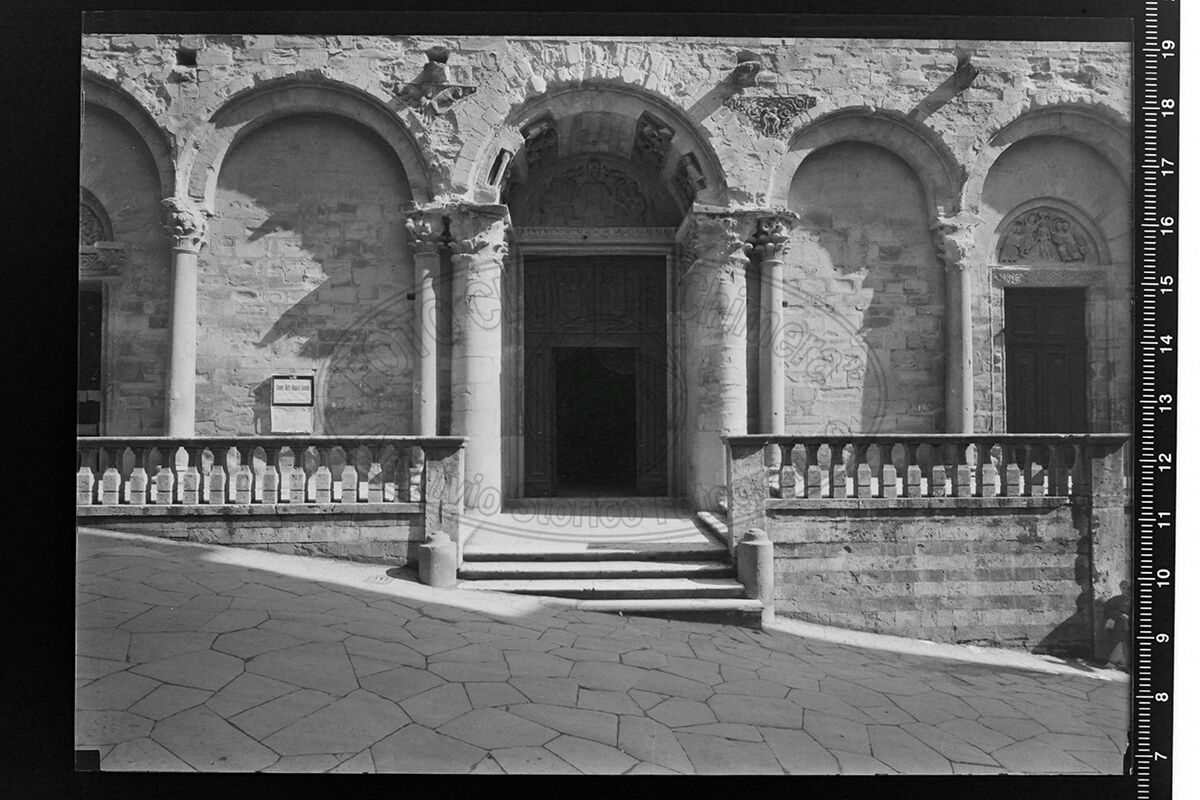 Arezzo particolare dell entrata della pieve