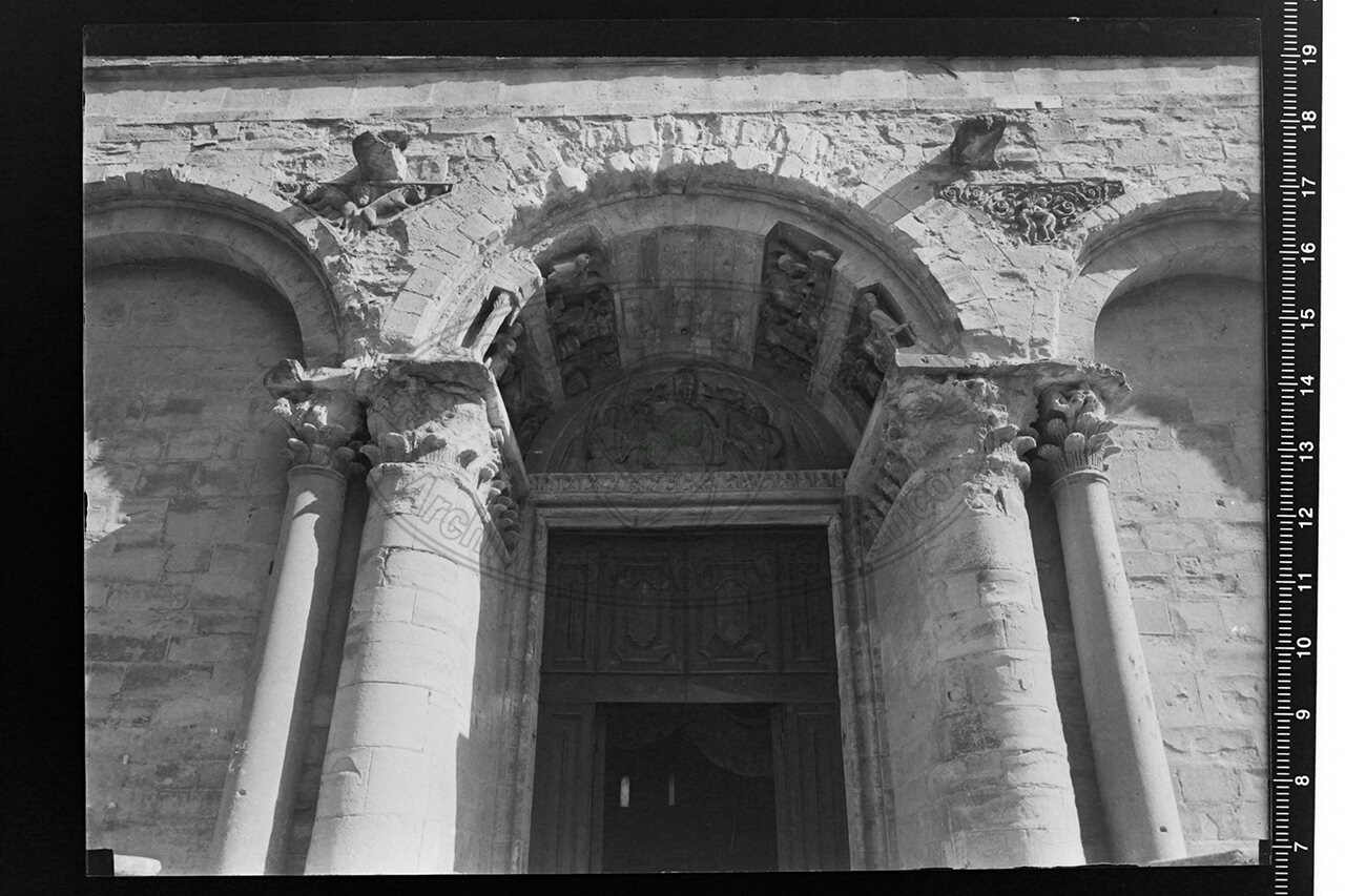 Arezzo veduta particolare deel portale centrale della pieve