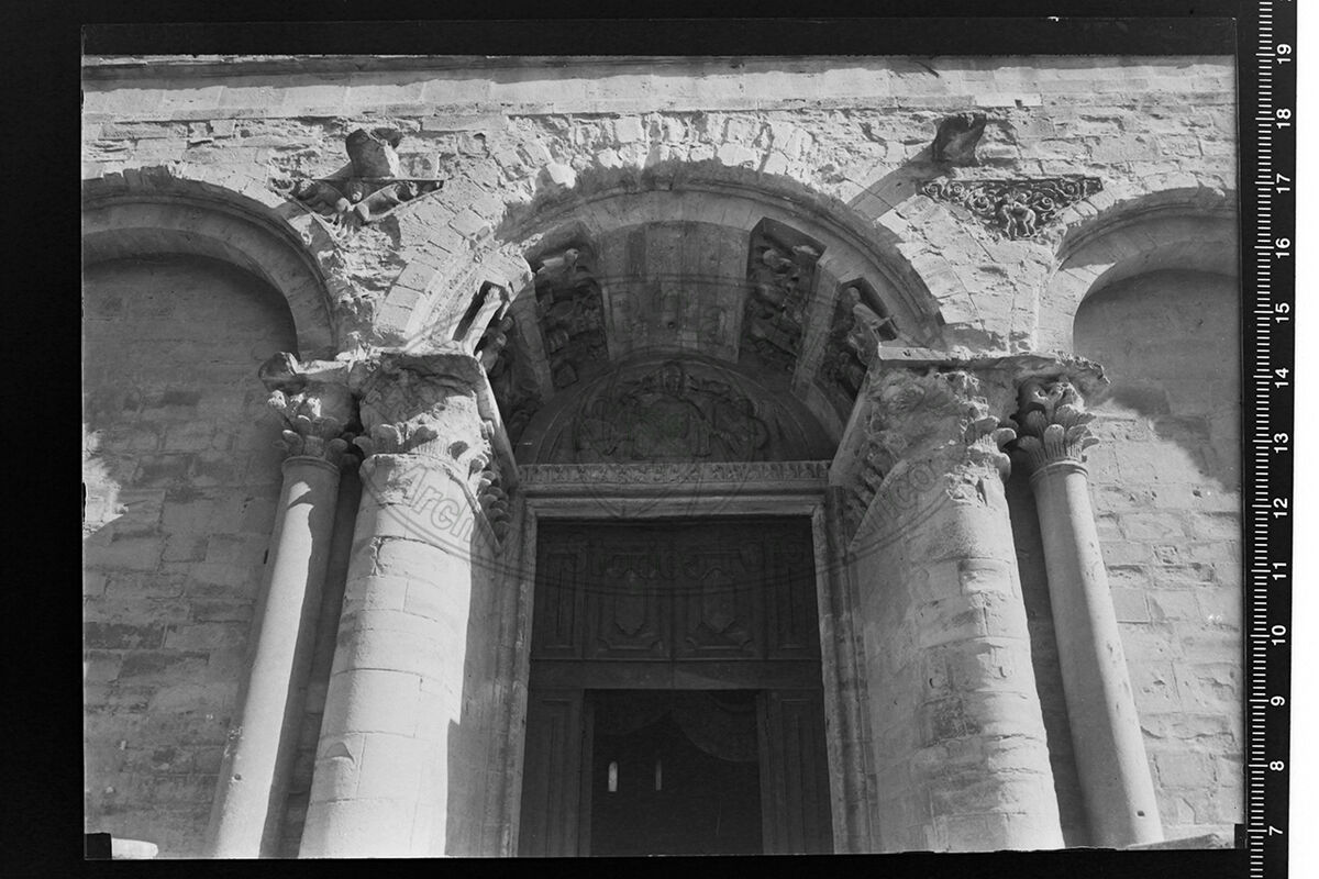 Arezzo veduta particolare deel portale centrale della pieve
