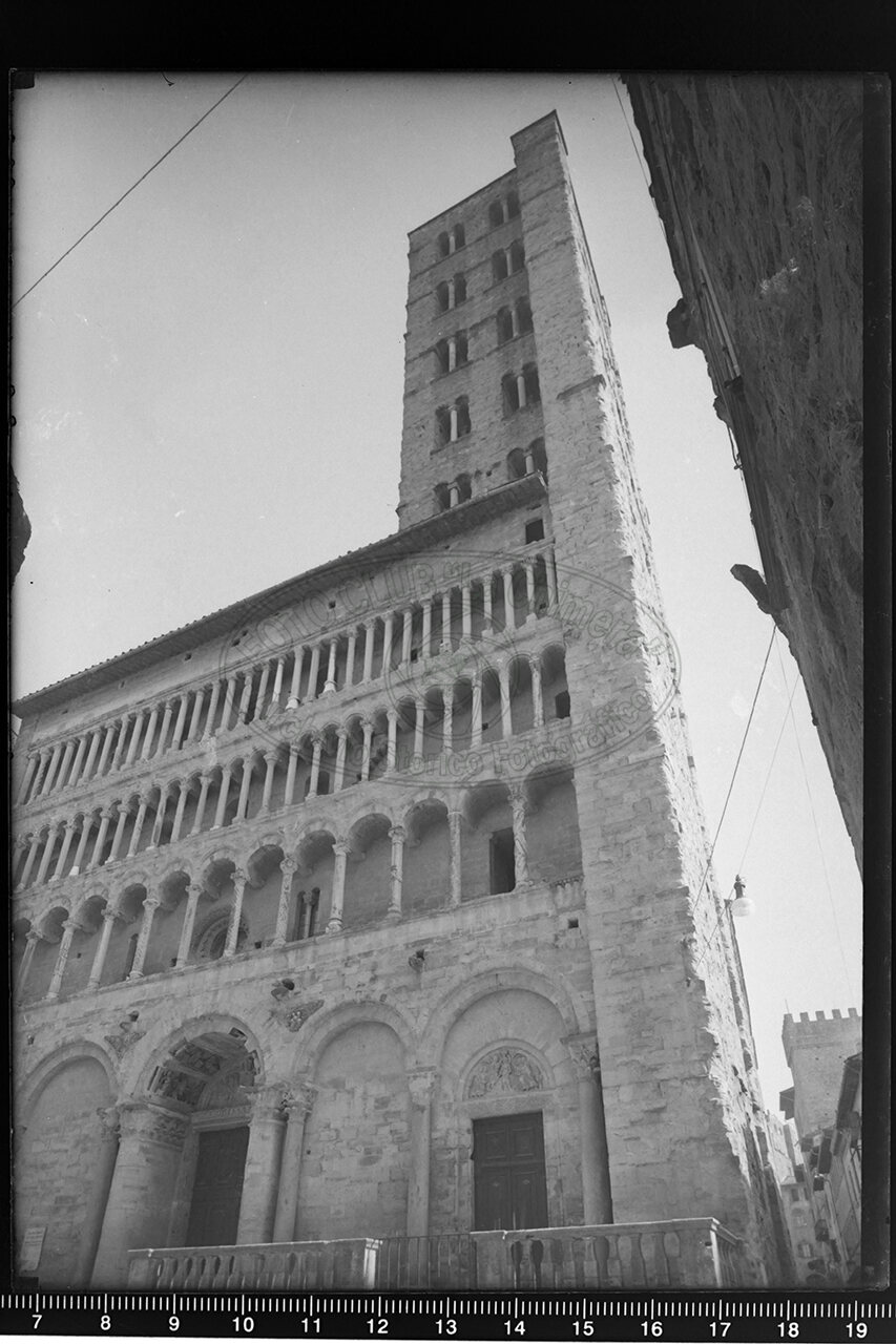 Arezzo veduta generale della chiesa della pieve