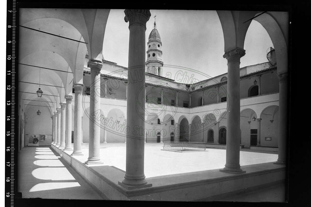 Arezzo veduta del porticato interno dell istituto per ragionieri con veduta del campanile della badia