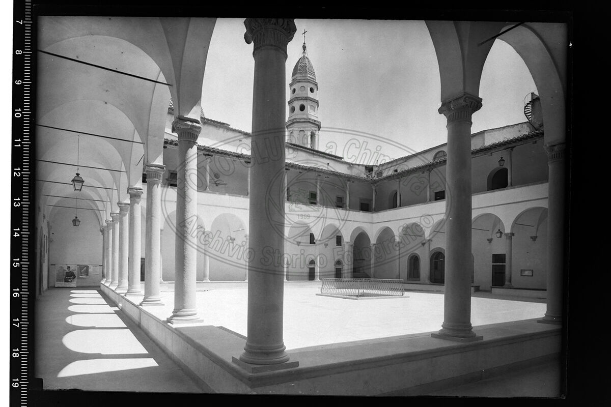 Arezzo veduta del porticato interno dell istituto per ragionieri con veduta del campanile della badia