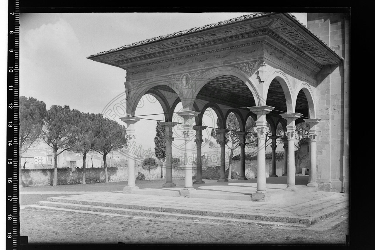 Arezzo veduta del porticato della chiesa di s maria delle grazie