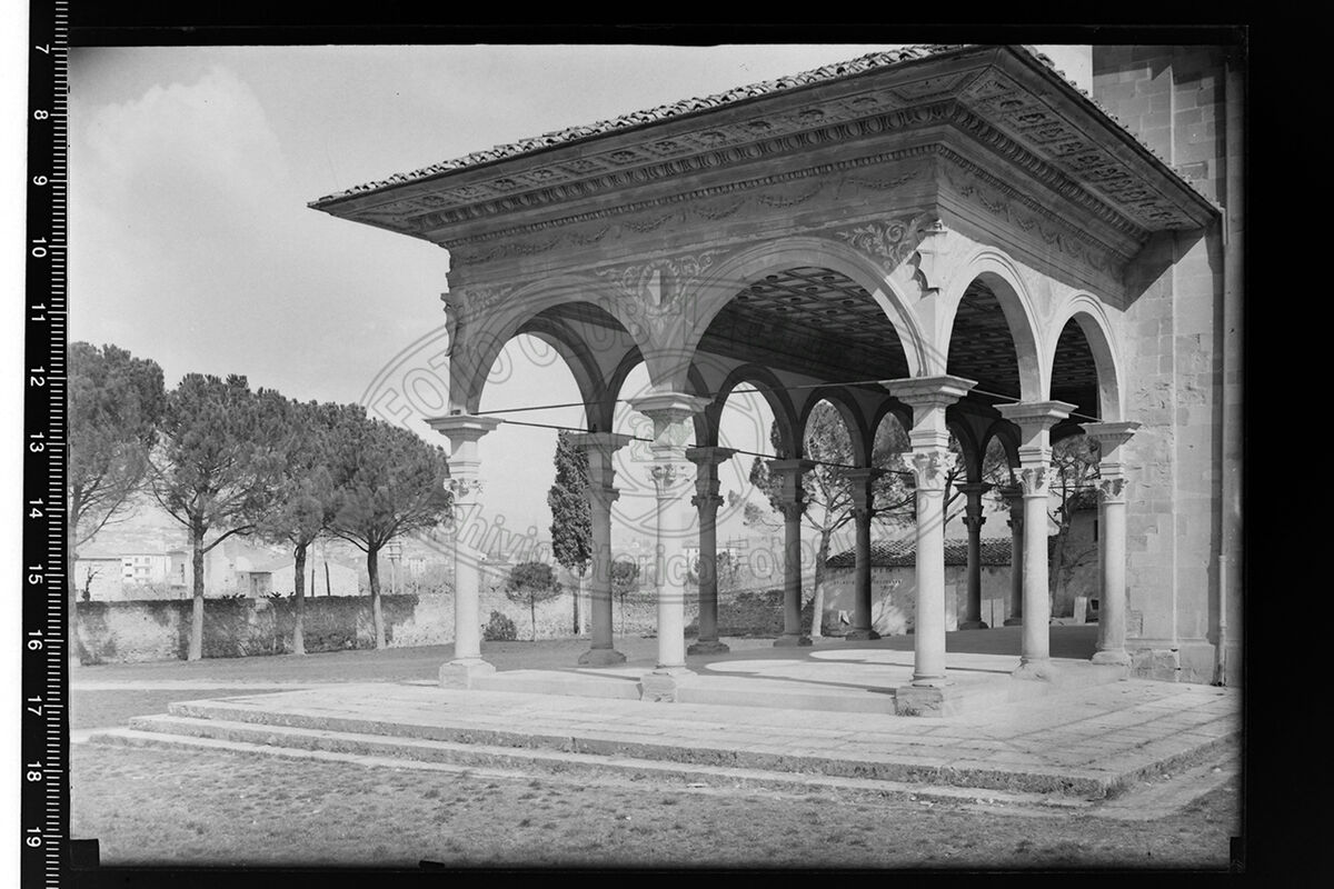 Arezzo veduta del porticato della chiesa di s maria delle grazie