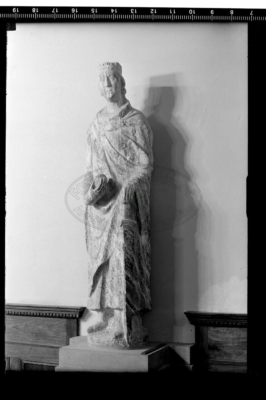 Arezzo statua del xiii sec presso palazzo comunale