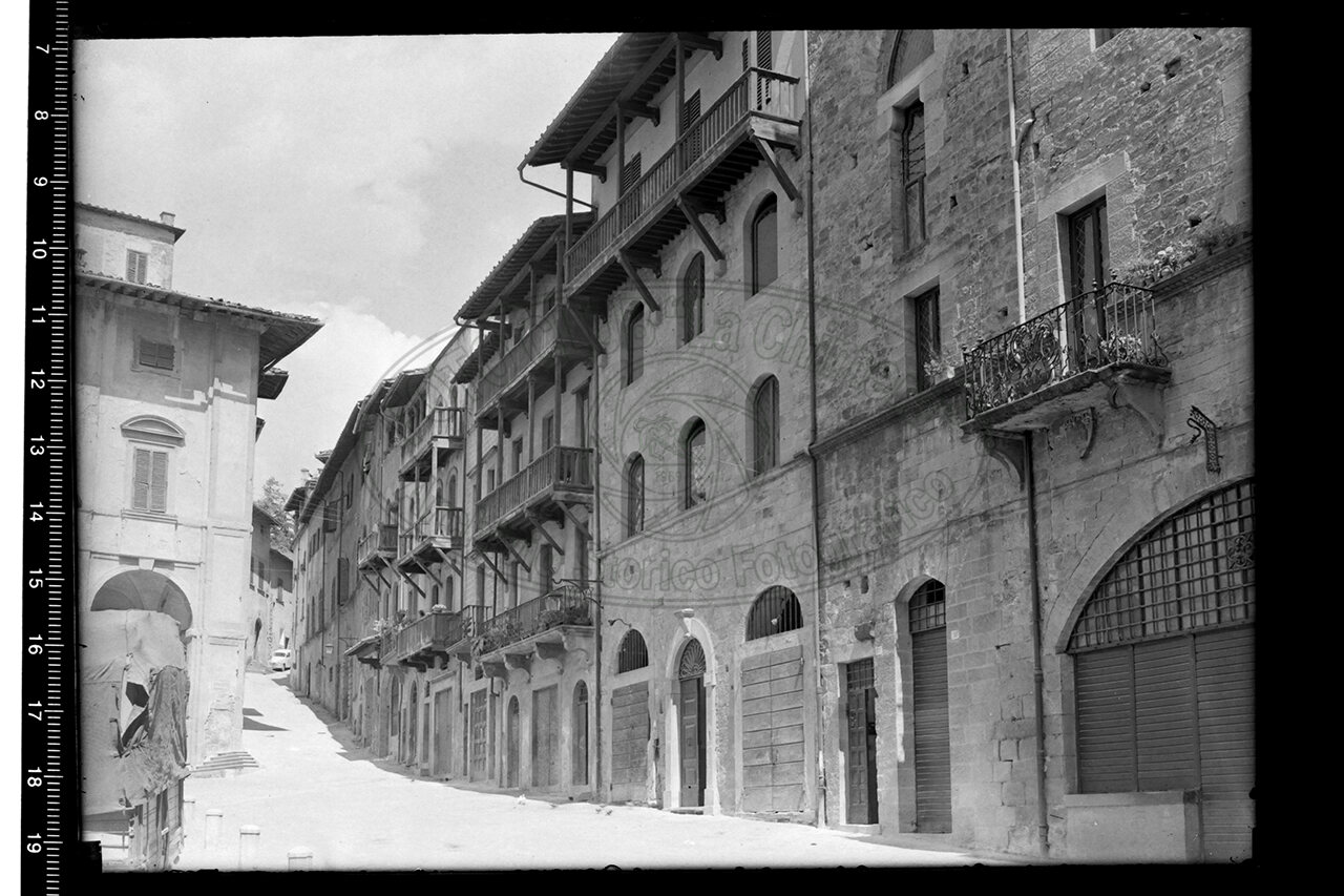 Arezzo piazza vasari balconi del xii sec