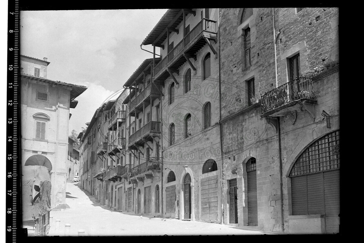 Arezzo piazza vasari balconi del xii sec