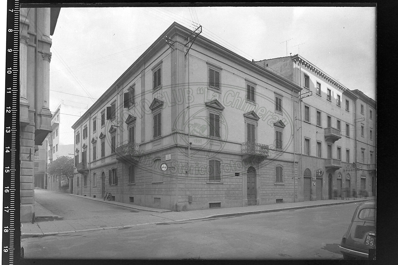 Arezzo palazzo tosi via guido monaco
