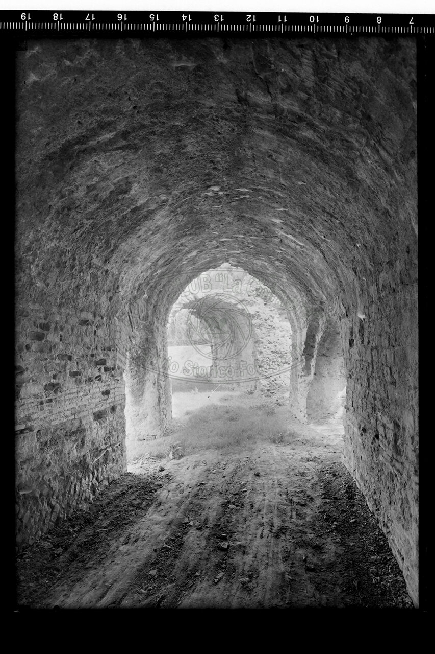 Arezzo particolare della galleria dell anfiteatro romano