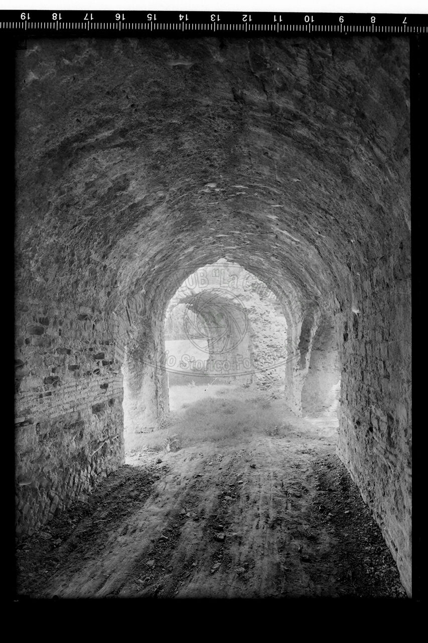 Arezzo particolare della galleria dell anfiteatro romano