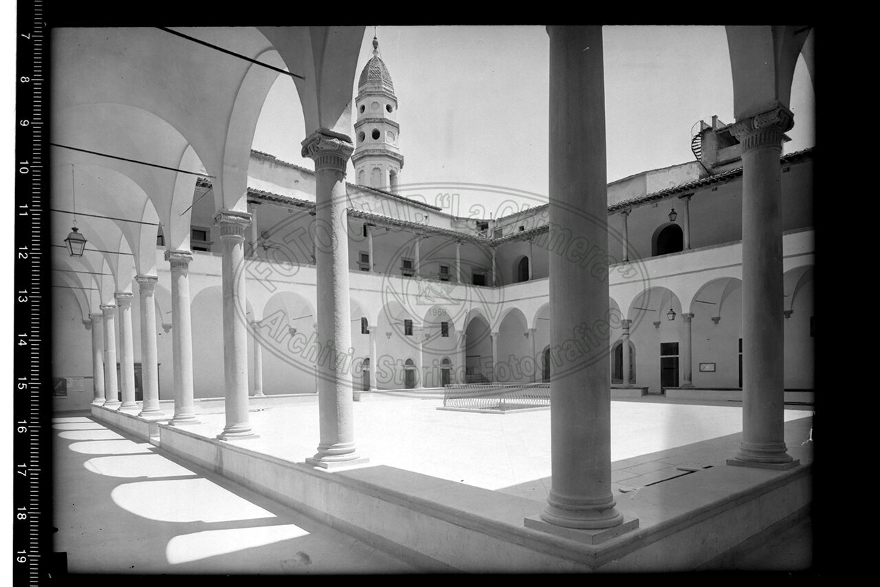 Arezzo veduta dell interno del loggiato sito preso l istituto tecnico per ragionieri con vista del campanile della chiesa della badia