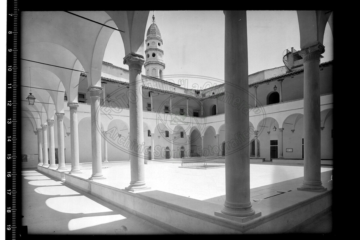 Arezzo veduta dell interno del loggiato sito preso l istituto tecnico per ragionieri con vista del campanile della chiesa della badia
