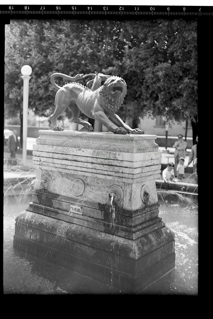 Arezzo particolare della fontana con la chimera presso i giardini della stazione