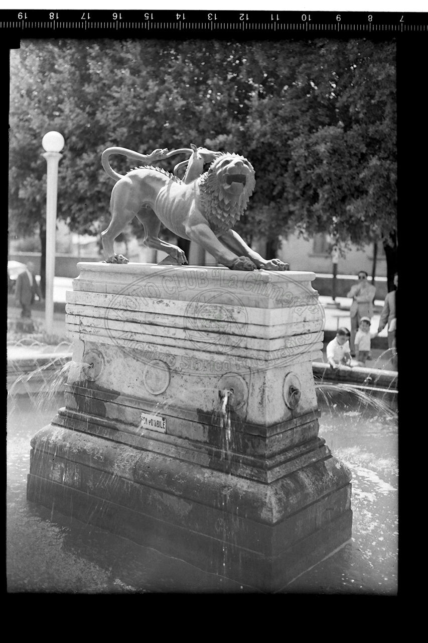 Arezzo particolare della fontana con la chimera presso i giardini della stazione