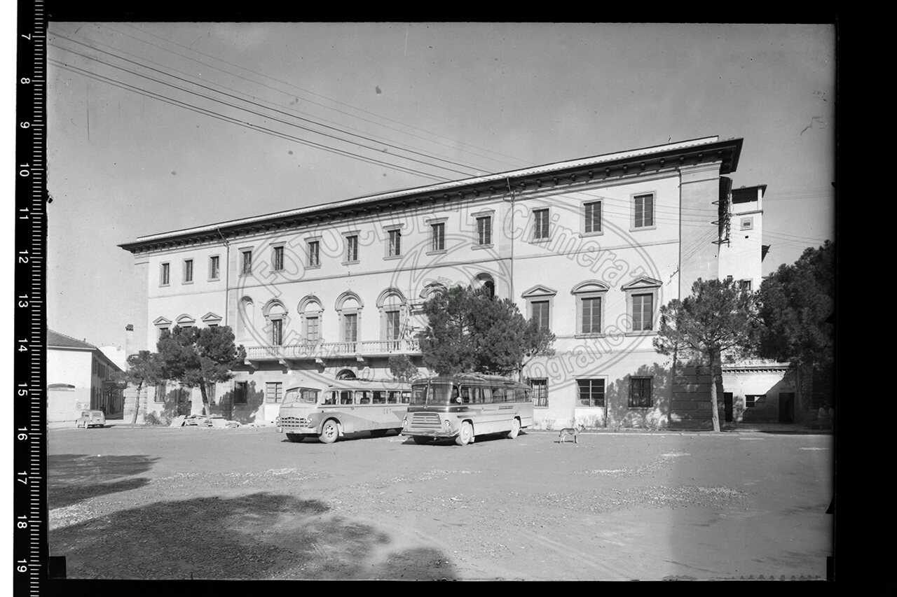 Arezzo veduta di piazza della repubblica con l annesso edificio dell istituto tecnico per raginieri