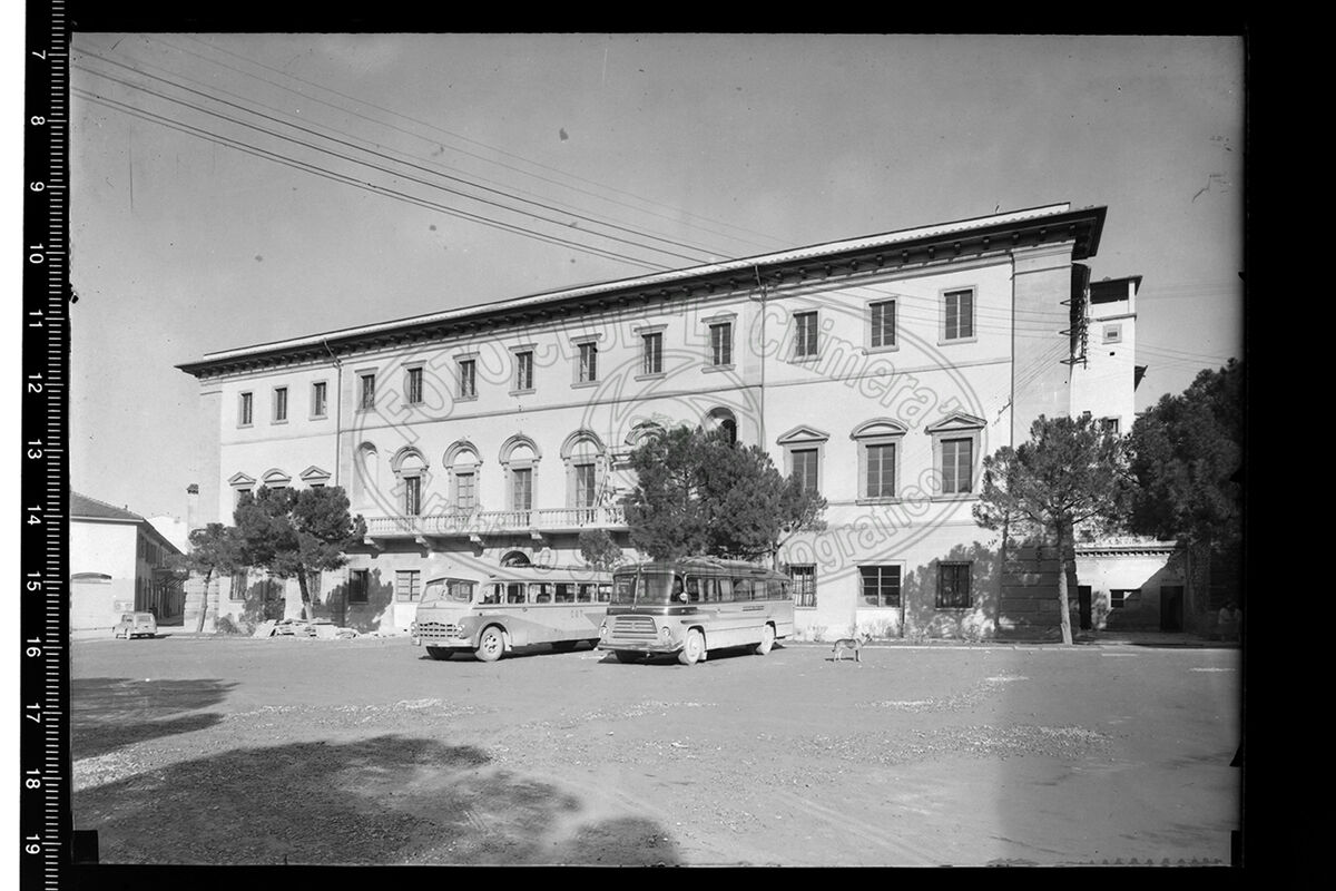 Arezzo veduta di piazza della repubblica con l annesso edificio dell istituto tecnico per raginieri